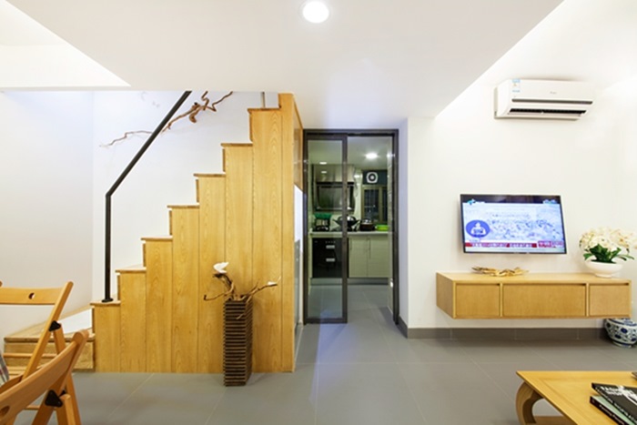 Cầu thang gỗ được thay thế bằng gỗ mới, chắc chắn và đẹp hơn so với cầu thang cũ