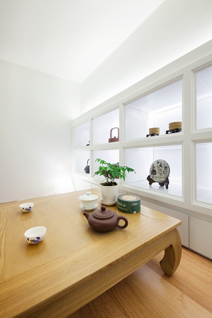 Bàn trà đồng thời là nơi làm việc