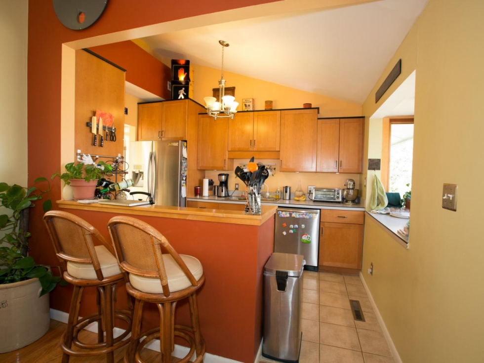 Phòng bếp nhìn từ bên ngoài vào trông chật chội và nóng bức