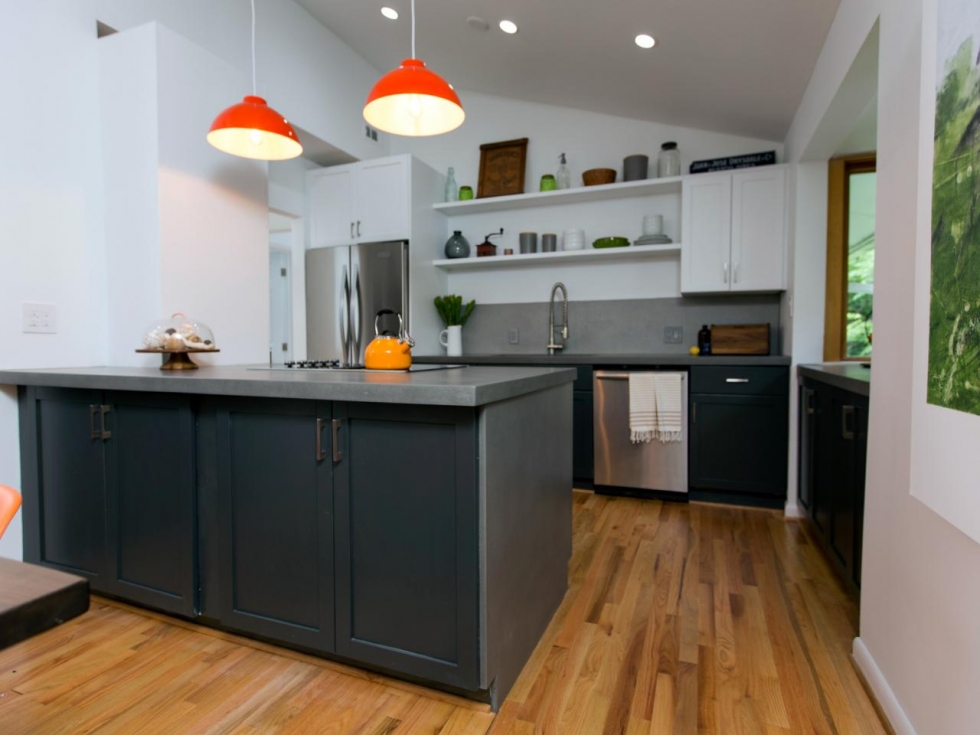 Loại bỏ ghế ngồi ở bàn bếp không cần thiết, bỏ đi bức tường và thay đổi gam màu