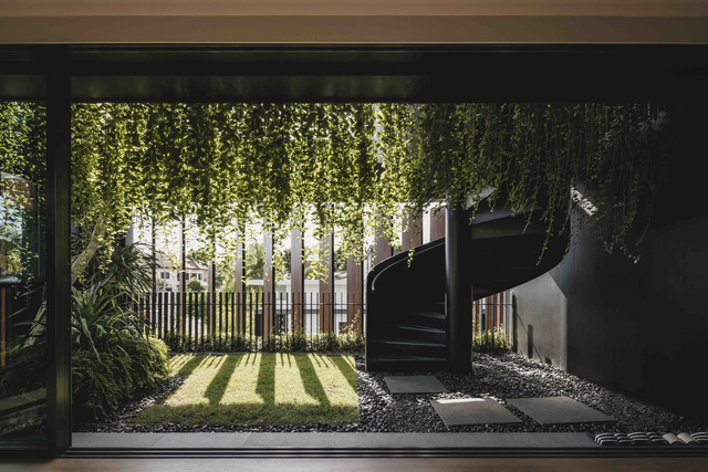 Căn biệt thự mang thiên nhiên vào nhà đẹp đến ngẩn người: Không gian thoải mái nhưng vẫn riêng tư, mộc mạc mà sang chảnh hút mắt - Ảnh 6. Căn biệt thự mang thiên nhiên vào nhà đẹp đến ngẩn người: Không gian thoải mái nhưng vẫn riêng tư, mộc mạc mà sang chảnh hút mắt - Ảnh 6.