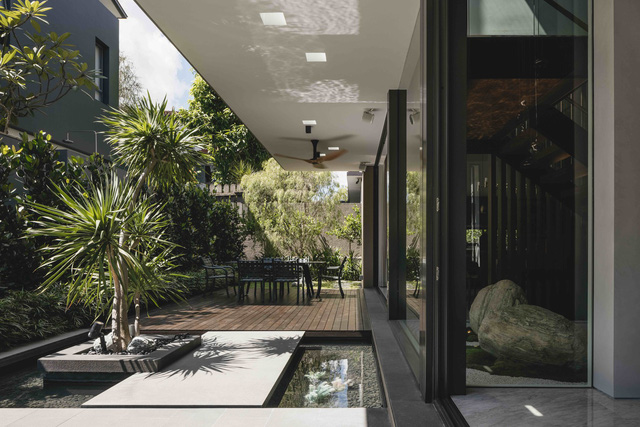 Căn biệt thự mang thiên nhiên vào nhà đẹp đến ngẩn người: Không gian thoải mái nhưng vẫn riêng tư, mộc mạc mà sang chảnh hút mắt - Ảnh 8. Căn biệt thự mang thiên nhiên vào nhà đẹp đến ngẩn người: Không gian thoải mái nhưng vẫn riêng tư, mộc mạc mà sang chảnh hút mắt - Ảnh 8.