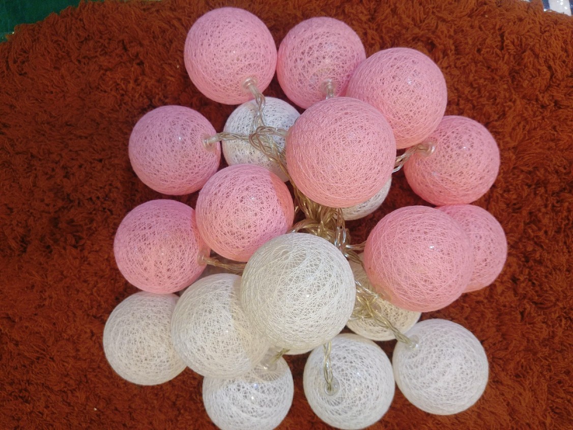 Tự làm các quả cầu len như thế này để treo bên cửa sổ