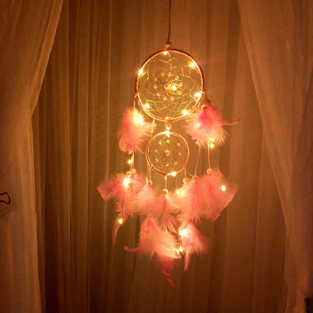 Treo một chiếc Dream Catcher trước cửa sổ phòng ngủ