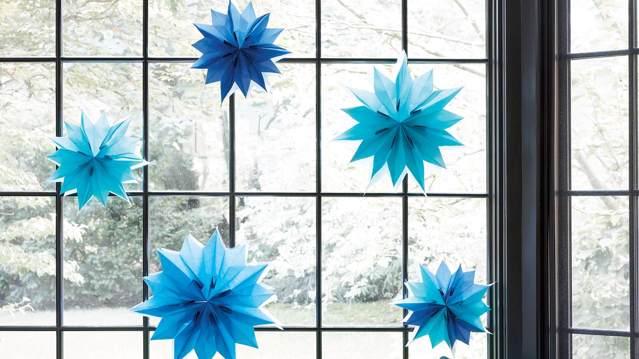 Một mẫu hoa giấy trang trí cửa sổ đẹp
