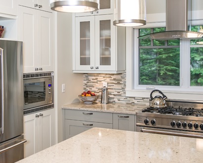 Ảnh chụp một căn bếp bố trí ngay dưới cửa sổ Bếp nấu ngay dưới cửa sổ