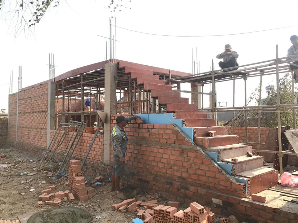Xây tường gạch ống 200mm và đặt tấm xốp cách nhiệt XPS ở giữa để chống nóng cho nhà Công nhận đang xây nhà