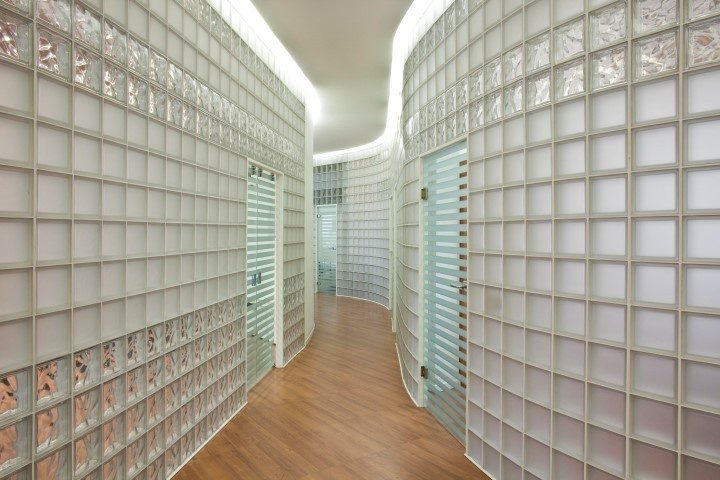 Dùng gạch kính để lấy sáng gián tiếp cho phòng thiếu cửa sổ. Dùng gạch kính để lấy sáng gián tiếp cho phòng thiếu cửa sổ.